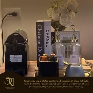 einen Tisch mit zwei Flaschen und eine Vase mit Blumen in der Unterkunft Luxury Condo in Iloilo City by Eliara Retreats in Iloilo City