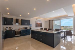 Η κουζίνα ή μικρή κουζίνα στο Magnifica Gozitan Villa Pool And Jacuzzi - Happy Rentals