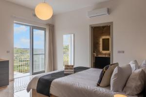 Ένα ή περισσότερα κρεβάτια σε δωμάτιο στο Magnifica Gozitan Villa Pool And Jacuzzi - Happy Rentals
