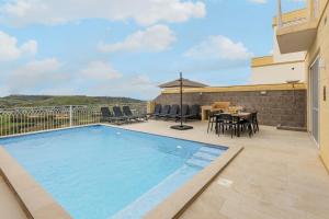 Πισίνα στο ή κοντά στο Magnifica Gozitan Villa Pool And Jacuzzi - Happy Rentals +37 φωτογραφίες