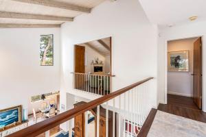 カーメルにあるHeavenly Carmel - Stay for 10の白壁の家の階段 +35枚の写真