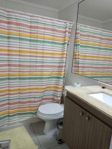 ein Badezimmer mit Toilette und Duschvorhang in der Unterkunft Antofagasta Centro Moderno Dpto 1 Habitacion in Antofagasta