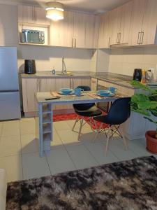 eine Küche mit einem Tisch und 2 Stühlen in der Unterkunft Antofagasta Centro Moderno Dpto 1 Habitacion in Antofagasta + 2 Fotos