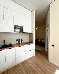 Kuchyň nebo kuchyňský kout v ubytování Уютная квартира-ЖК Adele