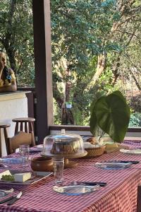 a table with a plate of food on top of it at Casa na Serra para 14 Pessoas com Piscina e Churrasqueira - Da Francesa in Bom Jardim +66 photos