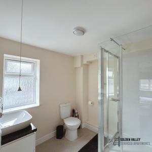 Modern & Spacious Flat With Balcony Views的一间浴室