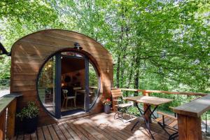 a small cabin with a round window on a deck at Kisvacok tiny house in Kismaros