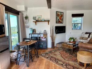 Prickly Pear Unique Studio with bathroom built into the Granite boulders, Amazing Views, Front & back porches, Firepit,Dog friendly的电视和/或娱乐中心