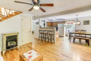 Dapur atau dapur kecil di Bryson City Cottage with Hot Tub and Waterfall Views!