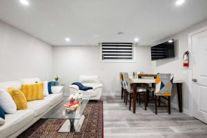Χώρος καθιστικού στο BRAND NEW! 2BR Private Suite - FREE Banff Pass, Netflix, Parking! Near Shopping & Airport!