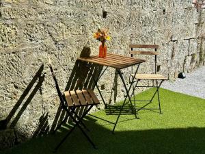 a table and two chairs sitting next to a wall at Bellevue Apartment - Zentrum - Netflix - Parkplatz in Bad Schandau
