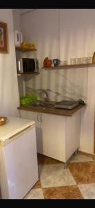 Η κουζίνα ή μικρή κουζίνα στο Rosan 1