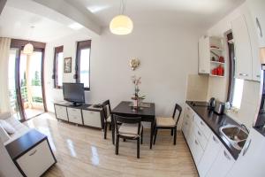 Kuchyň nebo kuchyňský kout v ubytování Apartments Lumiere