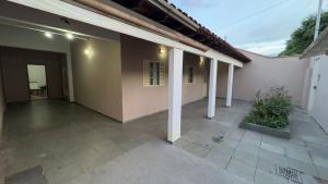 an empty courtyard of a house with columns at Casa da Sementes in Uberlândia