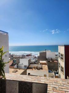uma vista do oceano do telhado de um edifício em Best house in taghazout em Taghazout
