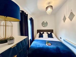 ein Schlafzimmer mit einem blauen Bett und einer blauen Decke in der Unterkunft Brecon beacons Cottage with Cinema Room sleeps 5 in Pont Sticill