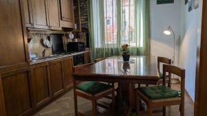 Kuchyňa alebo kuchynka v ubytovaní Termini Colosseum apartment + 7 fotografií