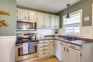 Gallery image of Walk to Private Beach and Boat Launch Mayfield Home in Broadalbin +18 photos