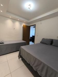 Postel nebo postele na pokoji v ubytování Apto com ar, lazer, conforto e portaria 24h ideal para famílias!