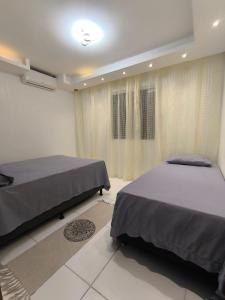 Postel nebo postele na pokoji v ubytování Apto com ar, lazer, conforto e portaria 24h ideal para famílias!