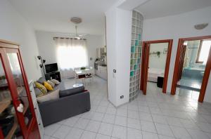 Televisyen dan/atau pusat hiburan di Laura's Home