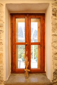 a window with a vase sitting in front of it at Oda Tozaj in Kallarat