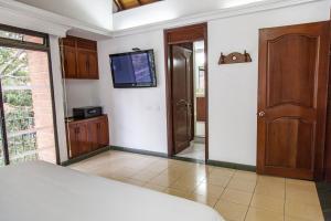 TV a/nebo společenská místnost v ubytování Hotel Casa Laureles