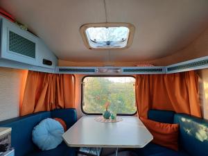 Area soggiorno di Retro caravan de Duif vlakbij het Sneekermeer