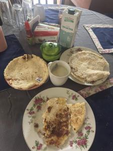 un tavolo con due piatti di cibo sopra di Lodecampu ad Asunción