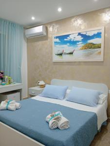 une chambre avec deux lits avec des serviettes dessus dans l'établissement SUITE ROMA, à Cefalù