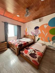 HOSTAL LAS FLORES客房内的一张或多张床位