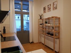- un salon avec une étagère et une porte dans l'établissement Apartment Ferienglück - Zentraler Rückzugsort, à Neuruppin