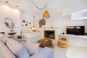 斯派赛斯Flash House Memories的白色的客厅设有一张床和一个壁炉