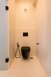 スペツェスにあるFlash House Memoriesのバスルーム(黒いトイレ付)が備わります。