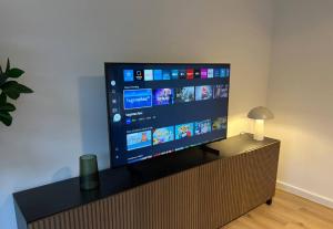 Televisyen dan/atau pusat hiburan di Schönes Haus in der Sailing City