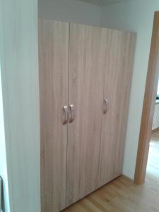 ein Holzschrank in der Ecke eines Zimmers in der Unterkunft Ferienwohnung Angela in Steindorf am Ossiacher See