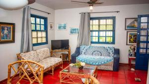 a living room with a couch and a table at Casa em Cabo Frio com acesso direto à praia in Cabo Frio