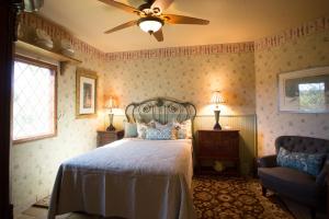 En eller flere senge i et værelse på ONX WINES - Briarwood Cottage