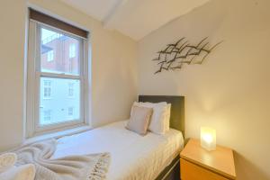 Ένα ή περισσότερα κρεβάτια σε δωμάτιο στο Central Two Bedroom Apartments St Albans By Central Stays Short Lets & Serviced Accommodation With Free Parking +6 φωτογραφίες