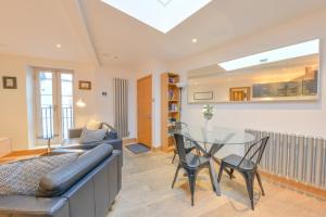 Χώρος καθιστικού στο Central Two Bedroom Apartments St Albans By Central Stays Short Lets & Serviced Accommodation With Free Parking