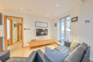 Μια τηλεόραση ή/και κέντρο ψυχαγωγίας στο Central Two Bedroom Apartments St Albans By Central Stays Short Lets & Serviced Accommodation With Free Parking
