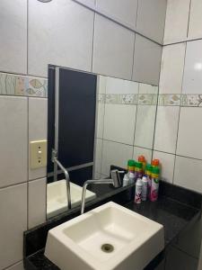 een badkamer met een wastafel en een spiegel bij Casa Aconchegante Odc in Olho D’Água do Casado +4 foto's