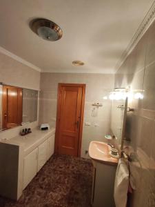 Ένα μπάνιο στο Alojamiento Santo Tome +4 φωτογραφίες