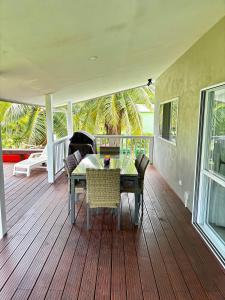 un patio con tavolo e sedie su un ponte di Inave Holidays a Rarotonga