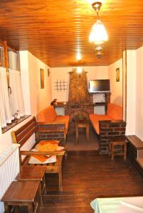 - un salon avec des canapés et une cheminée en pierre dans l'établissement Cabana Tei, à Azuga