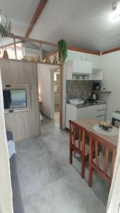 a kitchen and dining room with a table and chairs at Casa Primavera in Pomerode +6 photos