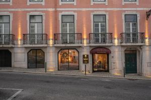 un gran edificio de ladrillo con ventanas y balcones en Madalena by The Beautique Hotels, en Lisboa
