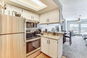 une cuisine avec des armoires blanches et un évier dans l'établissement Near Hiking and Biking Mtn-View Brian Head Studio!, à Brian Head