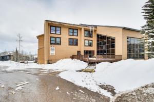 un bâtiment avec de la neige devant lui dans l'établissement Near Hiking and Biking Mtn-View Brian Head Studio!, à Brian Head