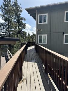 eine Holzterrasse neben einem Haus in der Unterkunft HNC0617 - Stagecoach Summit Retreat condo in Stateline